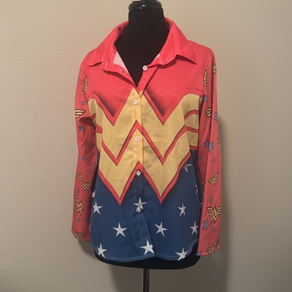 Wonder Woman Women’s button up: Medium - Picture 2 of 7